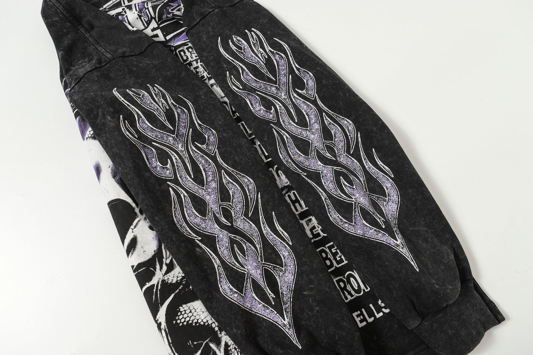 HS Skull & Flame Graphic Long-Sleeve T-Shirt ¡ª detail