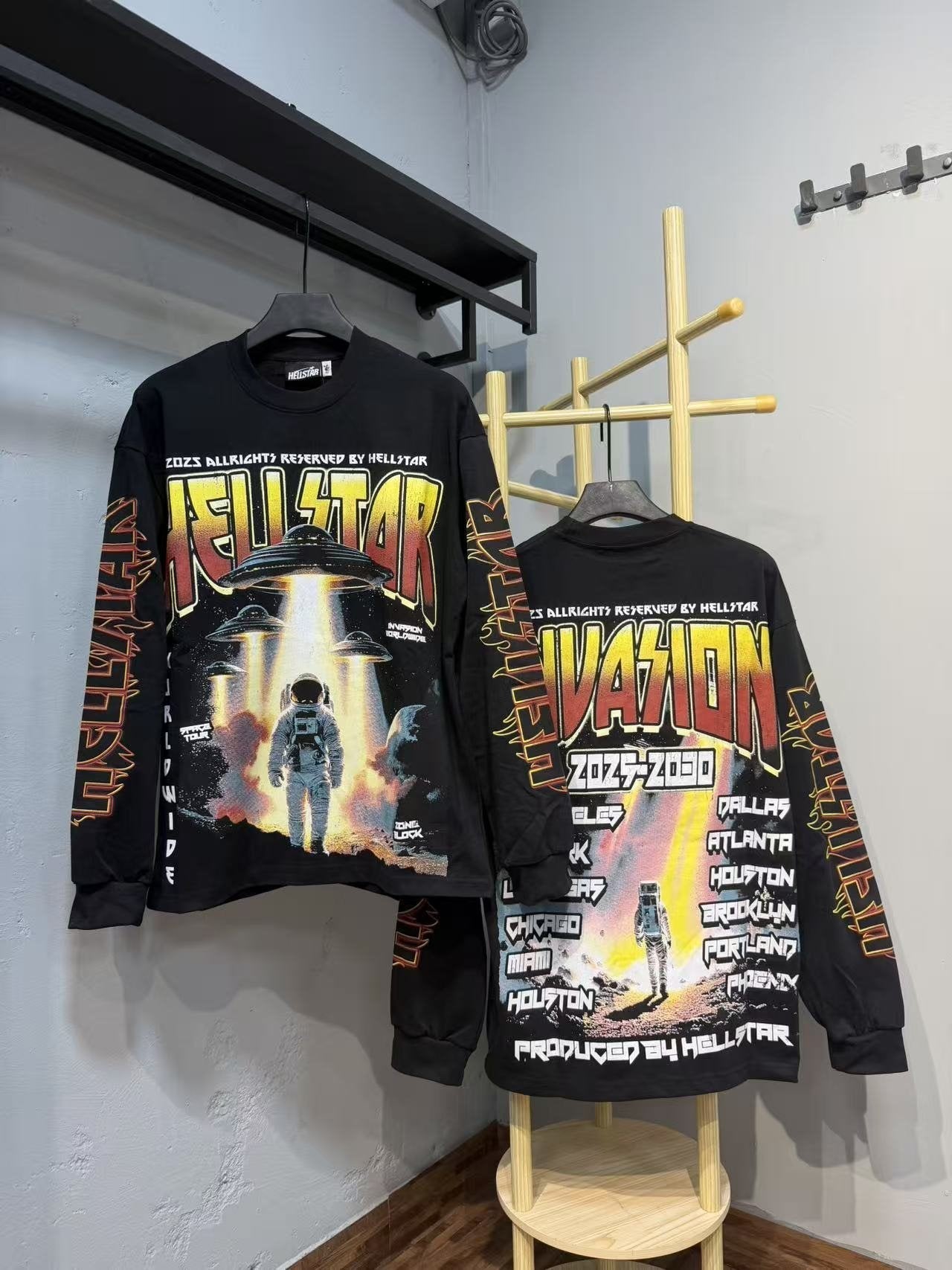 HS UFO Astronaut Graphic Long-Sleeve T-Shirt ¡ª context