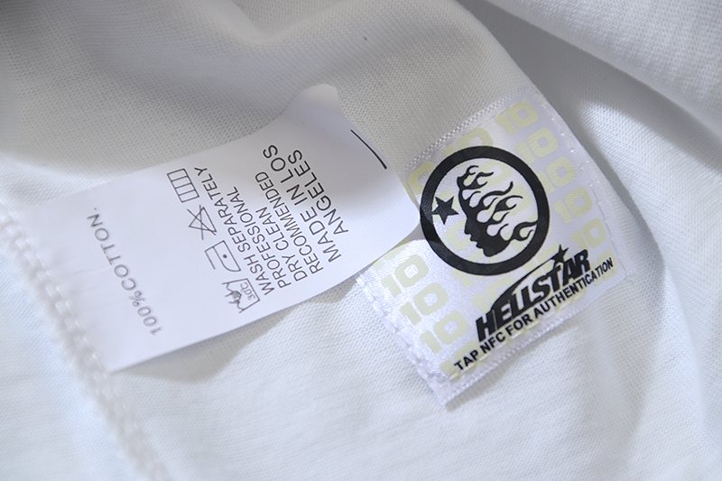 HS Embrasse-Moi Portrait Graphic T-Shirt ¡ª neck_label