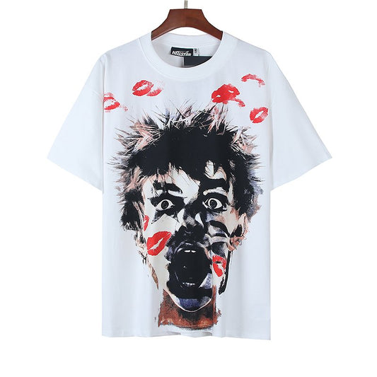 HS Embrasse-Moi Portrait Graphic T-Shirt ¡ª hero