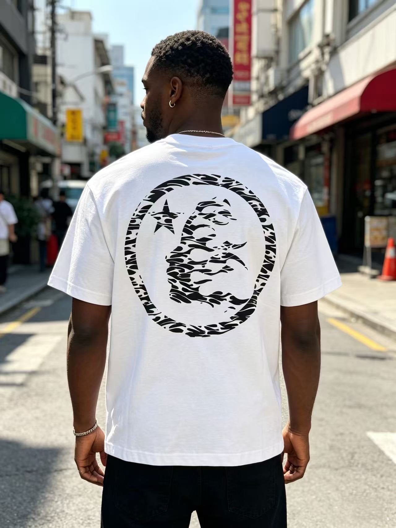 HS Circular Back Graphic T-Shirt ¡ª model